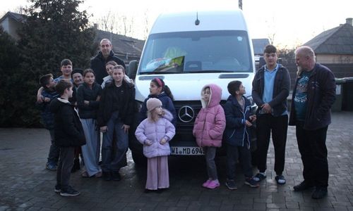 Gruppenbild mit den Kindern in Rumänien vor unserem Sprinter