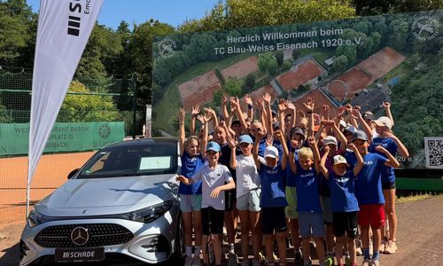 Schade Aufsteller und Kinder des Tennisvereins Schade Aufsteller und Kinder des Tennisvereins