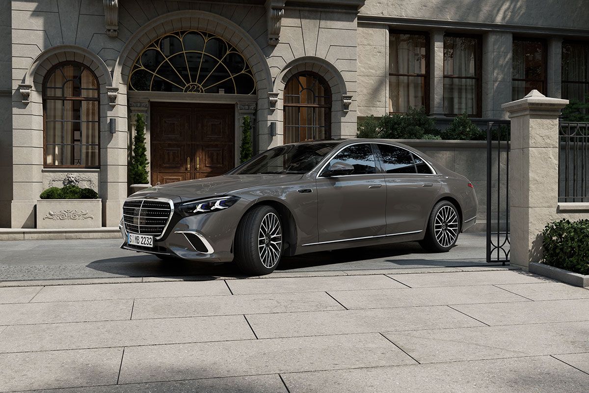 Die neue Mercedes-Benz S-Klasse in grau, fährt durch eine Einfahrt in der Stadt.