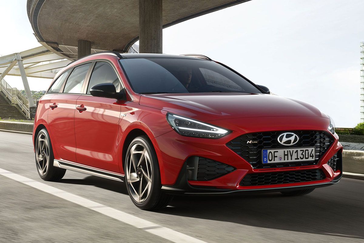roter Hyundai i30 Kombi fährt unter einer Brücke 