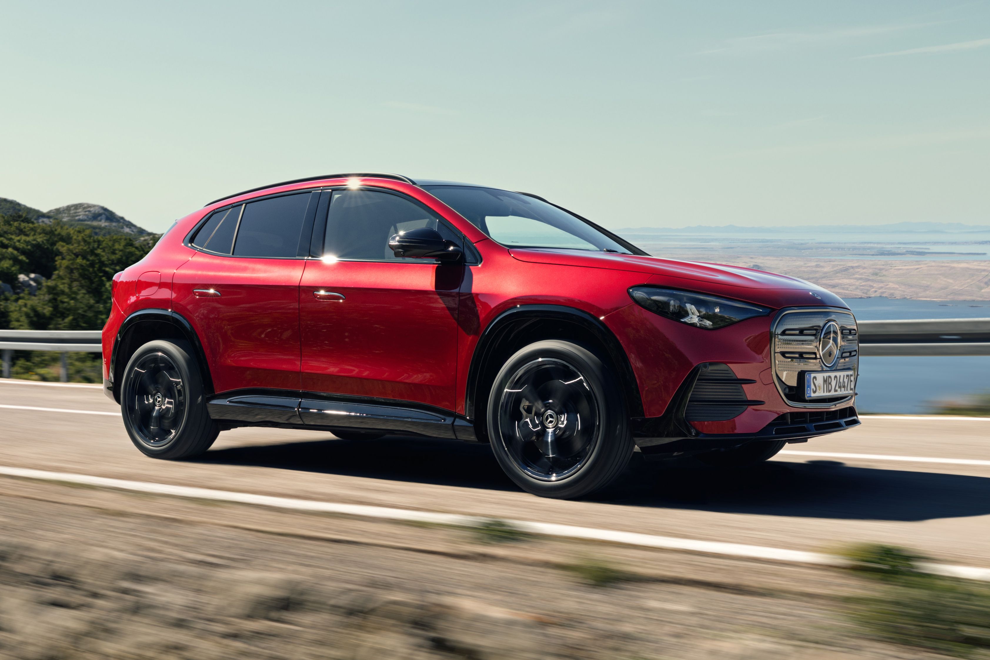 Mercedes-Benz GLA in rot von der Seite