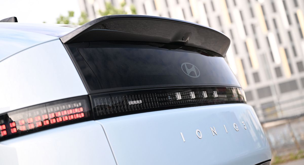 Detailaufnahme der Heckansicht eines blauen Hyundai IONIQ 3