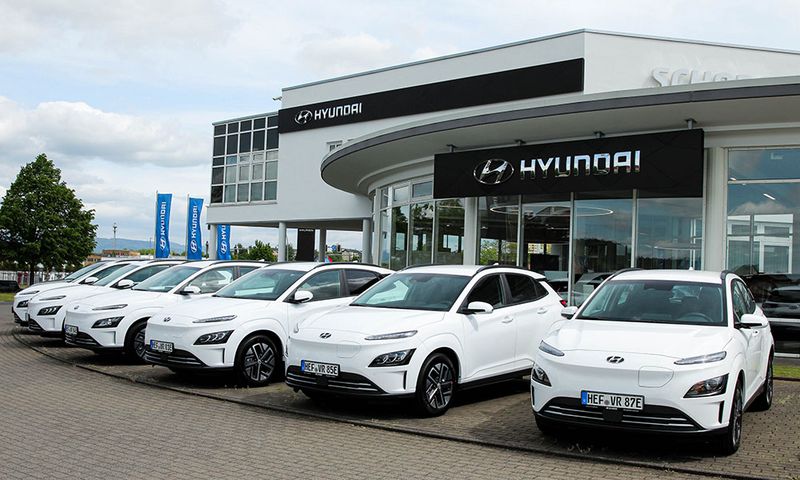 Autohaus SCHADE - Fahrzeugübergabe 6x Hyundai KONA Elektro an VR Bank