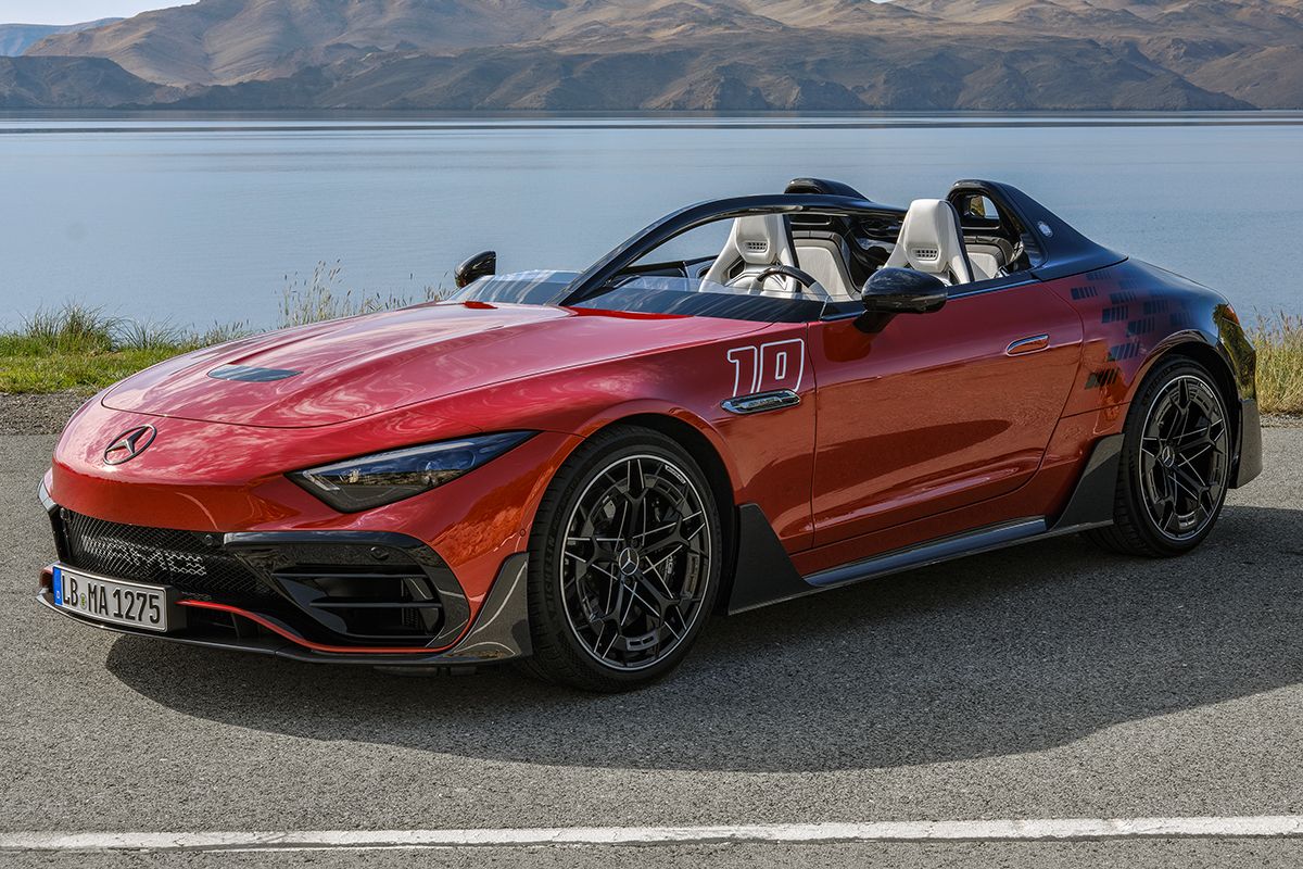 Roter Mercedes-AMG PureSpeed seitlich auf einer Straße am See