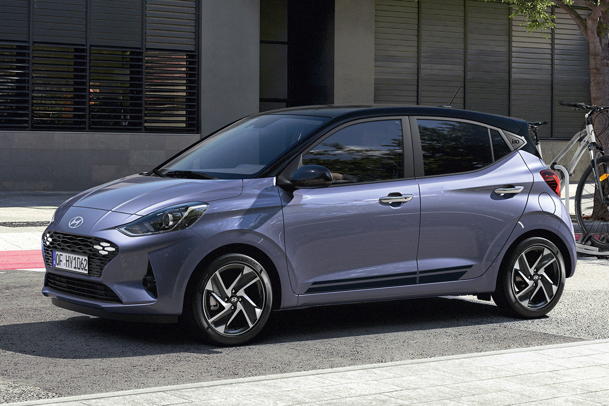blauer Hyundai i10 in einer Parklücke