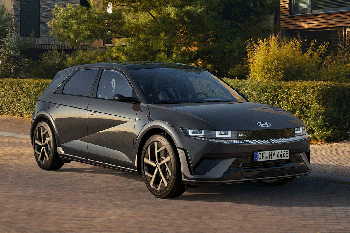 dunkelgrauer Hyundai IONIQ 5 vor einem Grundstück