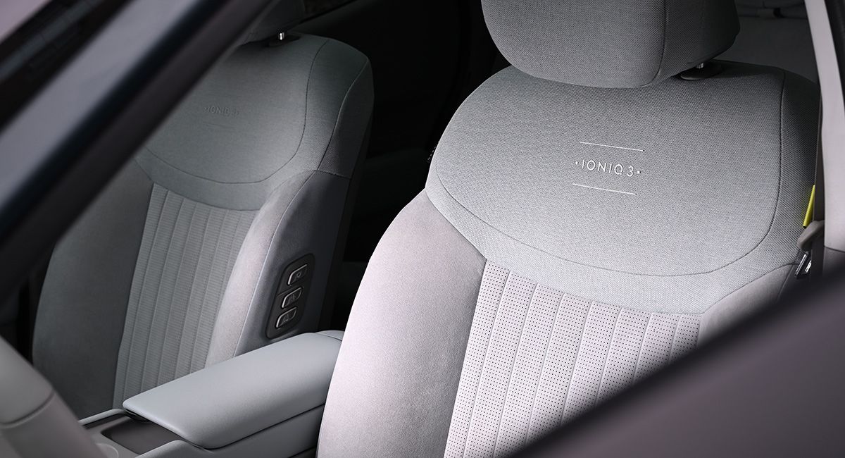 Interieur des neuen Hyundai IONIQ 3 Ansicht Fahrer- und Beifahrersitz