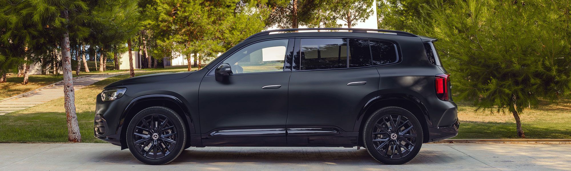 Der neue vollelektrische GLB in matt schwarz von der Seite fotografiert