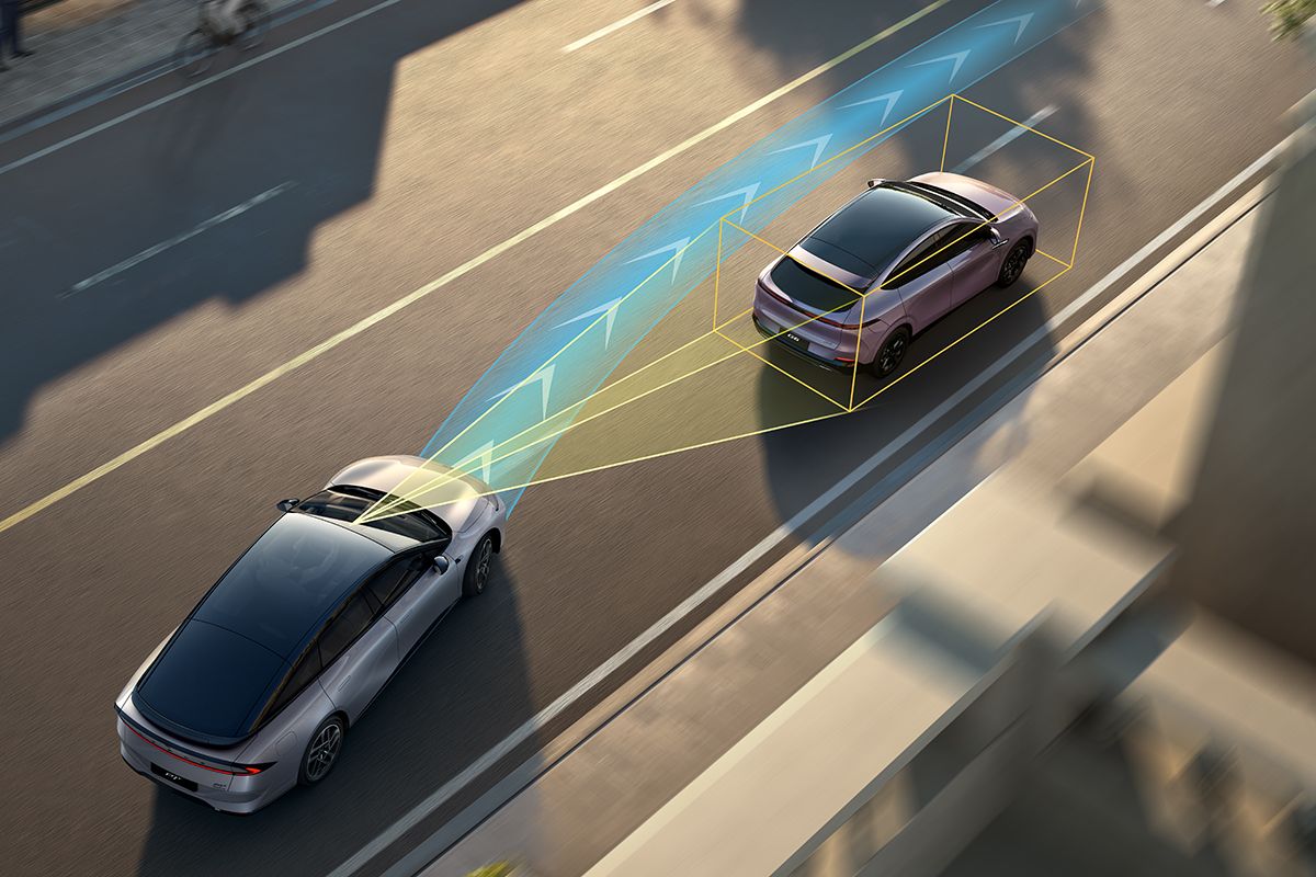 2 Fahrzeuge auf Straße verdeutlichen intelligente Fahrzeugerkennung 