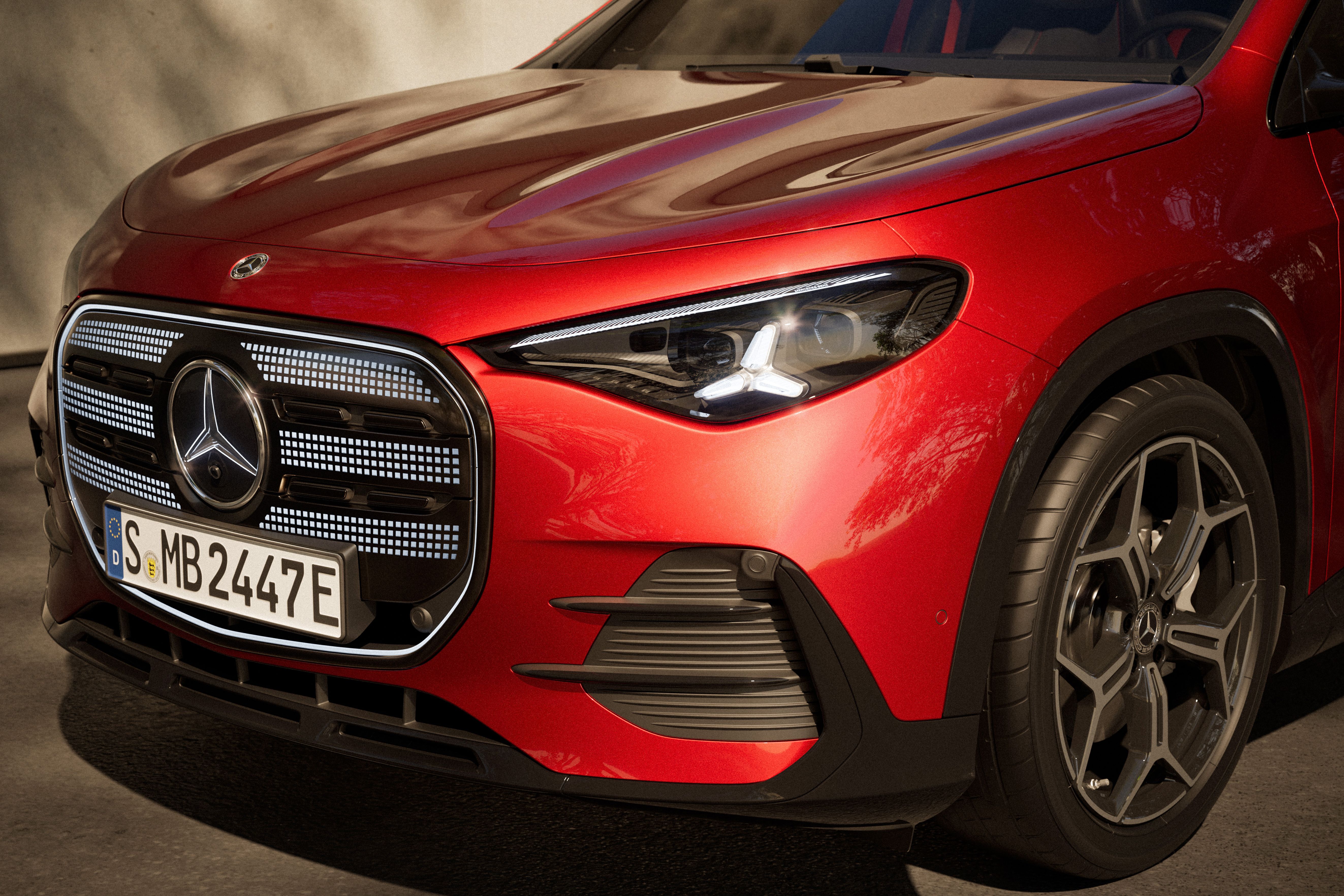 Neue Front des GLA in rot. Mit beleuchtetem Kühlergrill