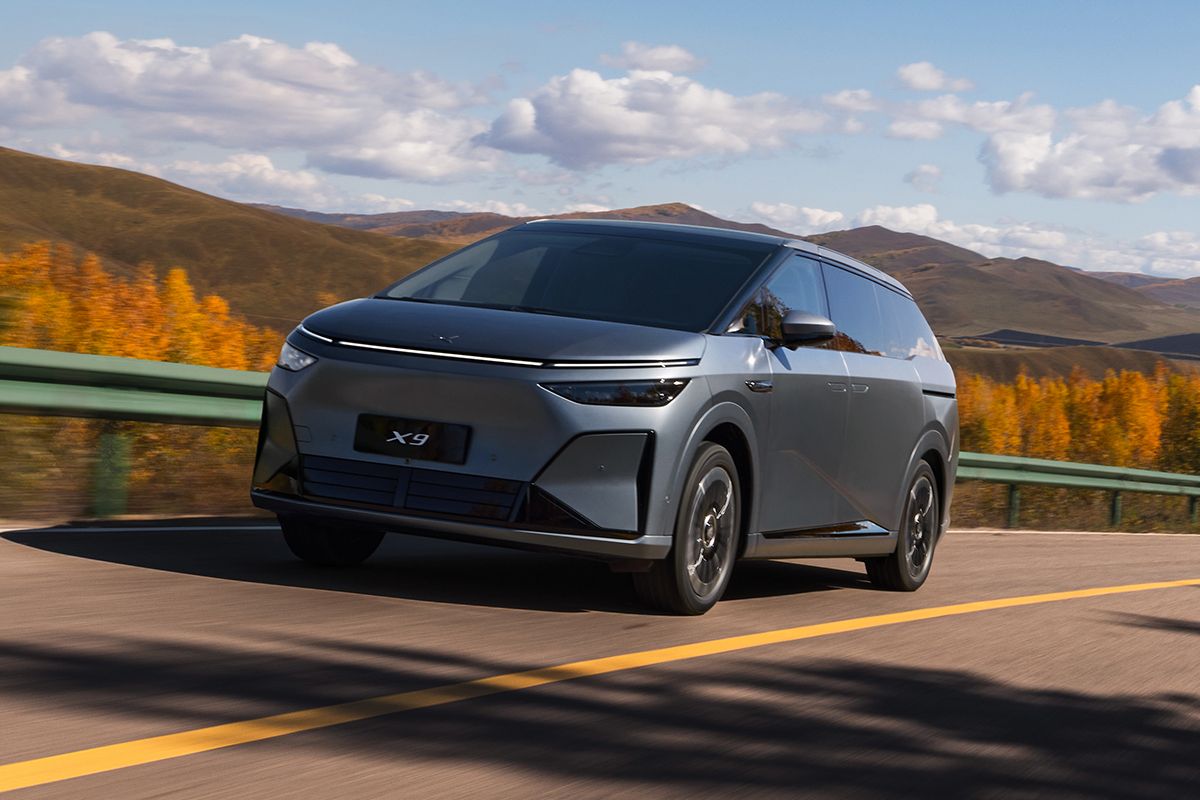 Der neue XPENG X9 während der Fahrt