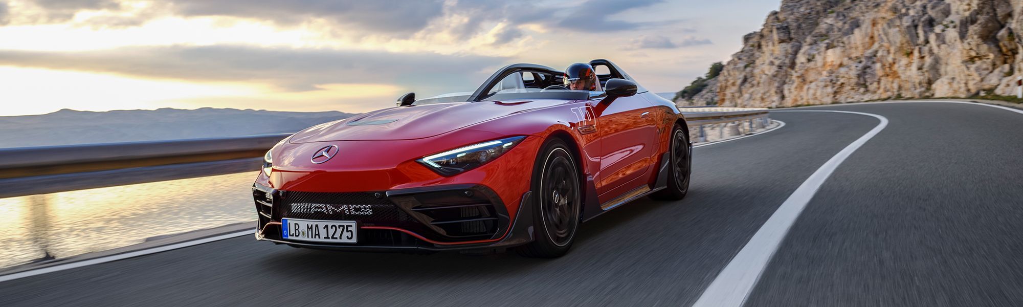 Roter AMG Pure Speed auf kurviger Küstenstraße