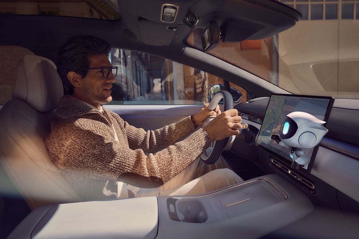 Interieur mit Head-Up-Display und AI-Assistent