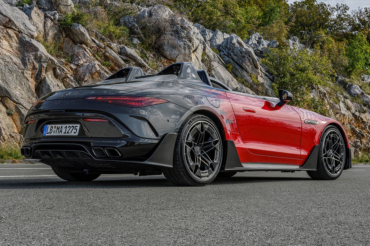 Offener rot/schwarzer Mercedes-AMG PureSpeed auf einer Straße