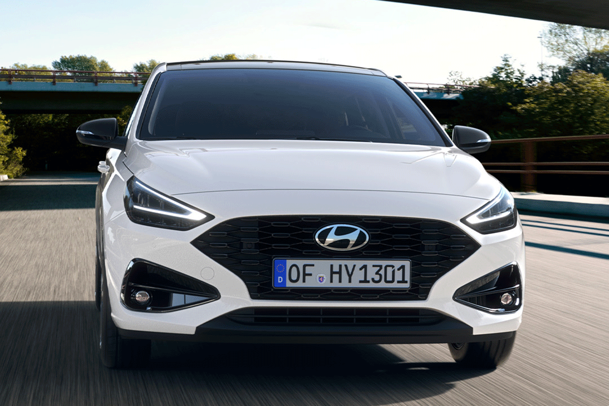 weißer Hyundai i30 mit Frontansicht steht auf einer Straße