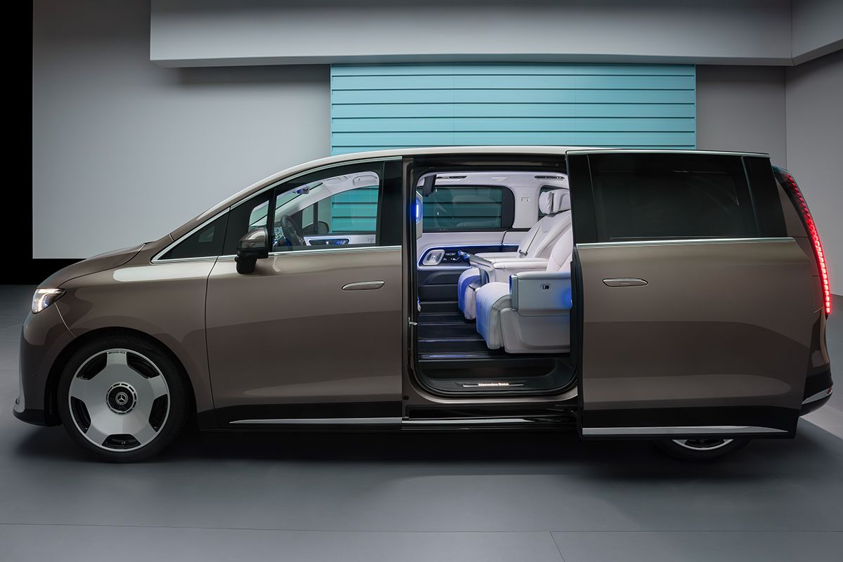 Seitliche Ansicht des neuen vollelektrischen VLE mit offener Schiebetür