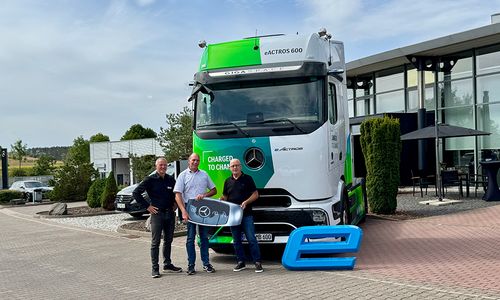 Fahrzeugübergabe eActros 600 im Autohaus SCHADE