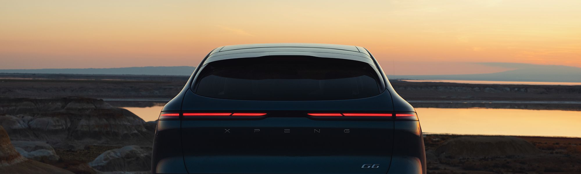 XPENG G6 im Sonnenuntergang am See