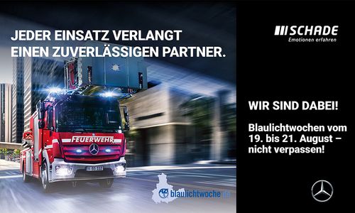 Feuerwehrfahrzeug mit Blaulicht, Schriftzug: „Jeder Einsatz verlangt einen zuverlässigen Partner“. Hinweis zur Blaulichtwoche vom 19.–21. August. Logos von Autohaus SCHADE, Mercedes-Benz und blaulichtwoche.de.