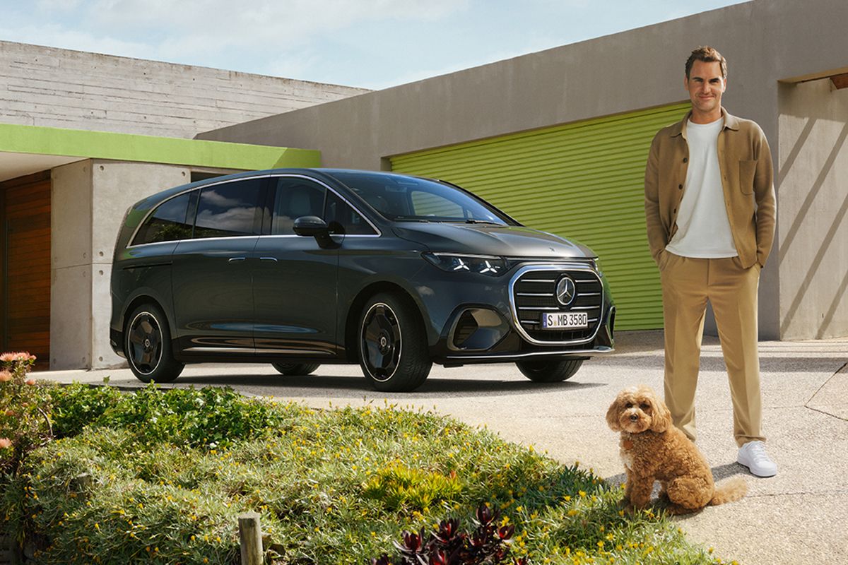 Der neue Mercedes-Benz VLE von außen in schwarz, rechts im Bild ein Mann mittleren Alters mit einem braunen Hund.