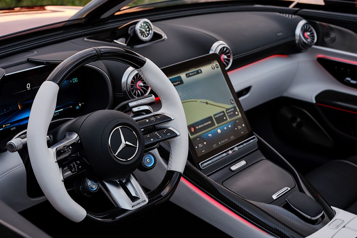 Modernes Mercedes-Cockpit mit Lenkrad und großem Touchscreen-Display.