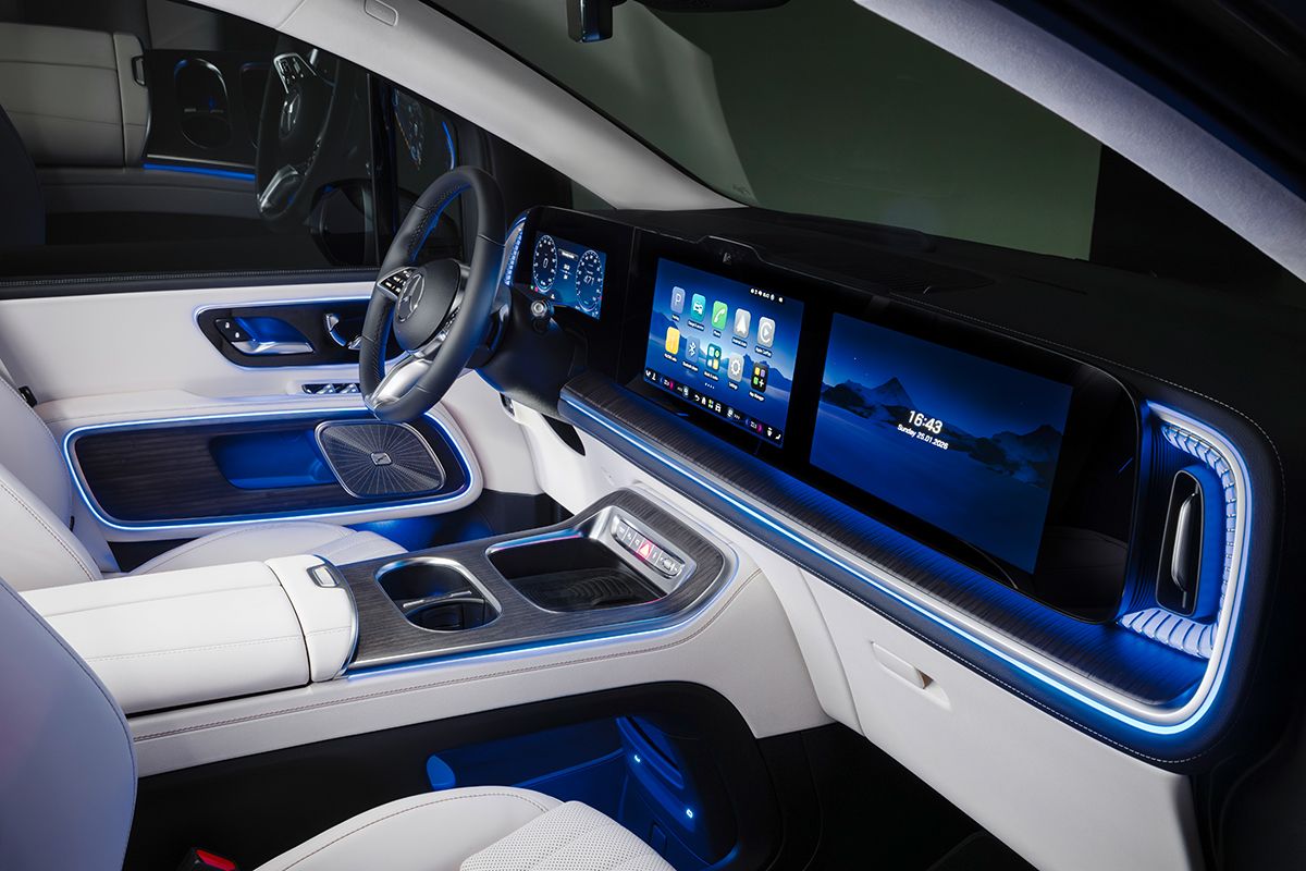 Cockpit der neuen VLE aus Beifahrersicht mit weißem Lederbezug