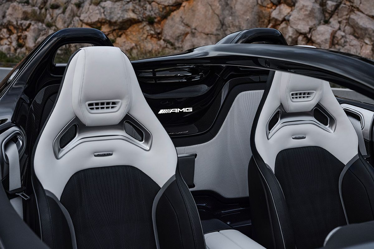 Zwei weiße Sportsitze in einem offenen AMG-Sportwagen (PureSpeed)