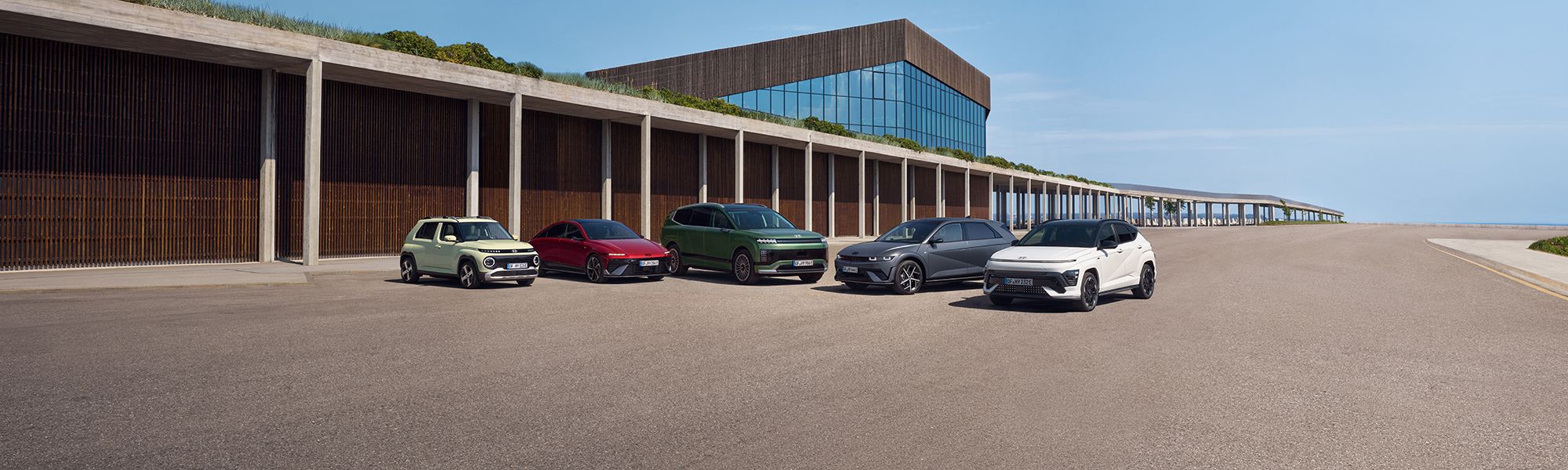 Fahrzeugrange der Hyundai Elektrofahrzeuge vor einer Glasfront eines Gebäudes