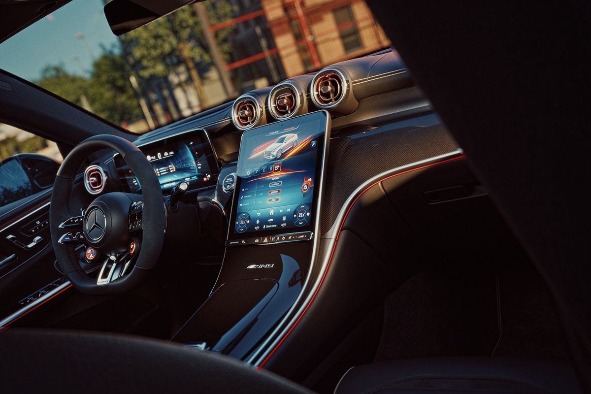 Interieur des neuen Mercedes-AMG GLC 53 von der Beifahrerseite aus