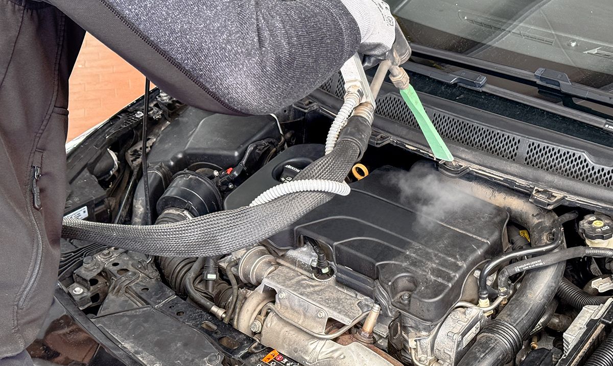 Motorraumreinigung mit Trockeneis im Autohaus SCHADE.