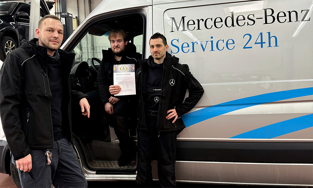 Das 24h-Serviceteam mit dem Einsatzfahrzeug