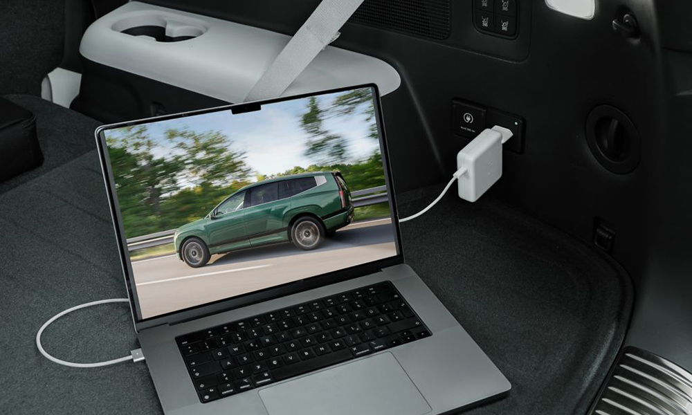 Mit der Stockdose im Kofferraum bietet der IONIQ 9 die Vehicle to Load Funktion. Hier können Laptops. E-Bikes oder sogar Kühlschränke beim Camping angeschlossen werden. 