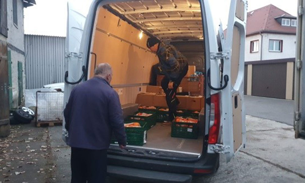 Transporter wird beladen. Transporter wird beladen.