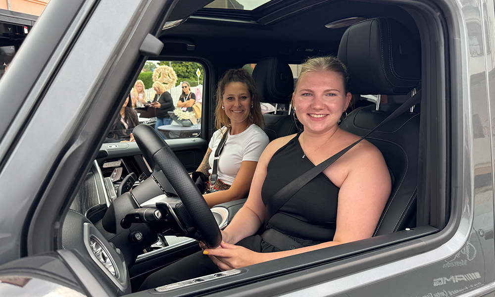 Womens Camp 2025. Zwei Teilnehmerinnen bei der Probefahrt mit unserem AMG G63.