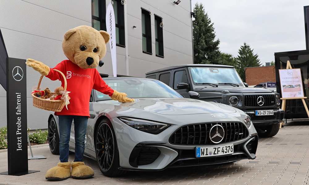 Womens Camp 2025. Das Breuninger Maskotchen vor unserem AMG SL 43 Roadster