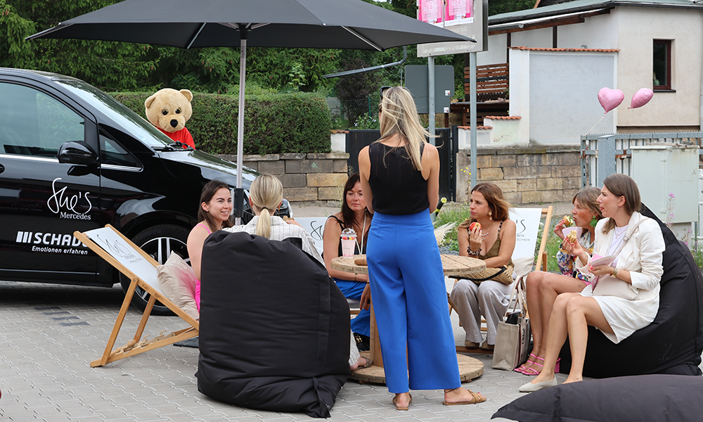 Women's Camp 2025. Soul-Break & Inspiration in unserer She's Mercedes Lounge. Teilnehmerinnen sitzen auf unseren Liegestühlen und Sitzsäcken und networken.