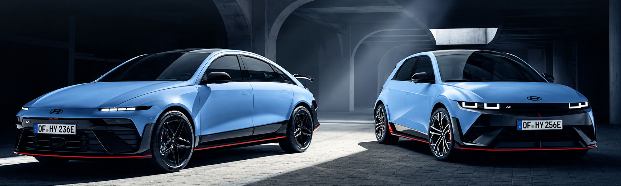Hyundai IONIQ 6 N und Hyundai IONIQ 5 N in babyblau mit roten N Akzenten