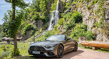 Mercedes-Benz SL63 vor Wasserfall