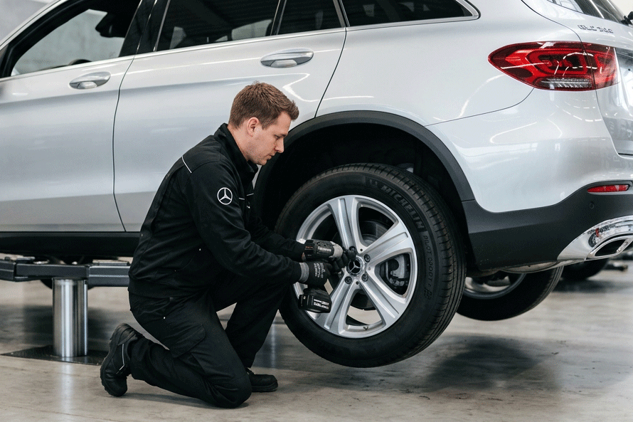 Räderwechsel bei Ihrem Mercedes-Benz. Bild wurde mit Hilfe von KI generiert