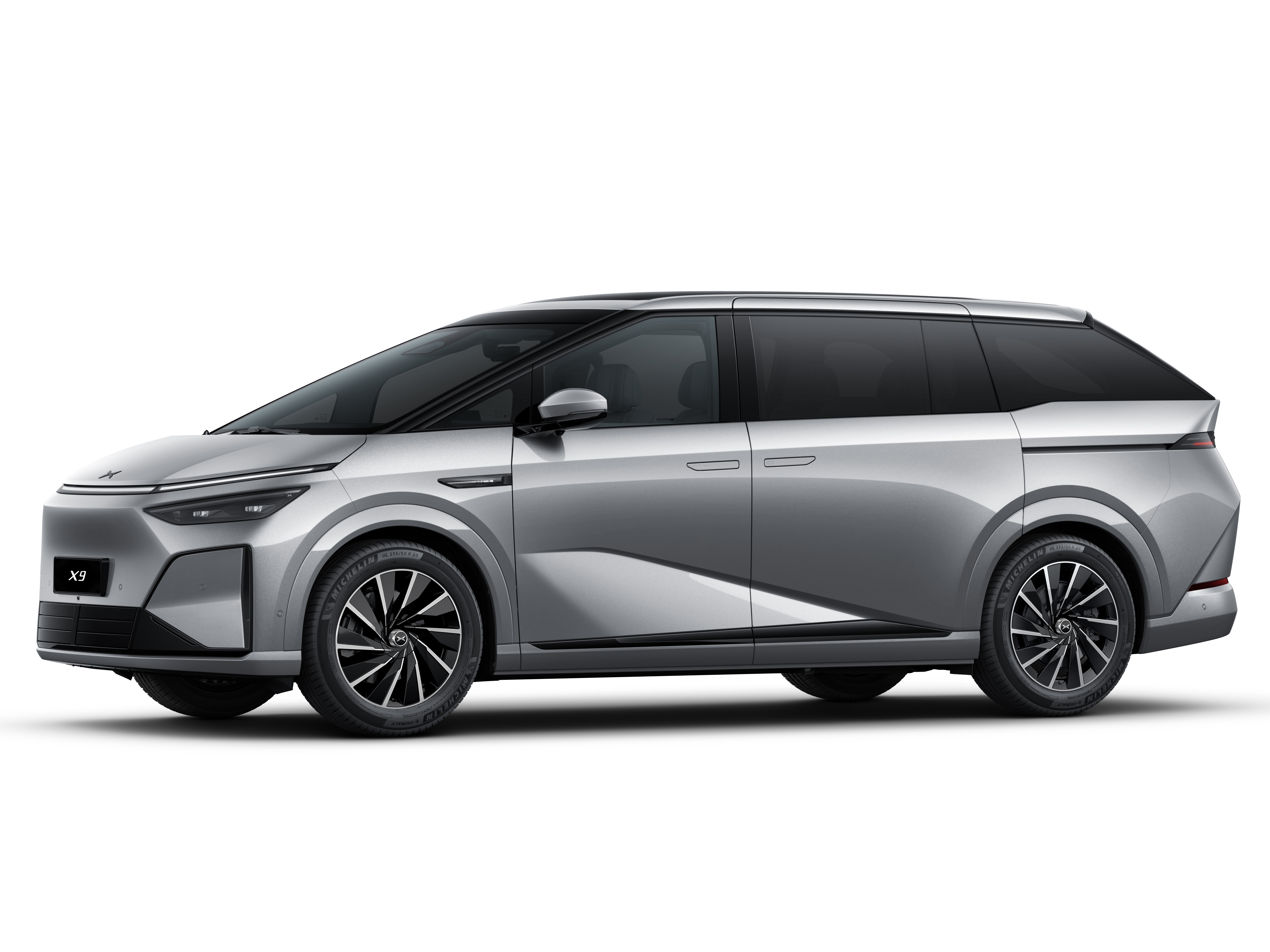 Der XPENG X9 in silver frost
