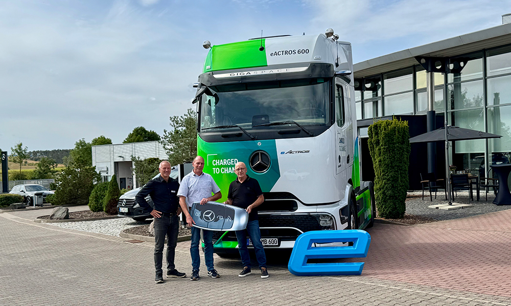 Fahrzeugübergabe eActros 600 im Autohaus SCHADE