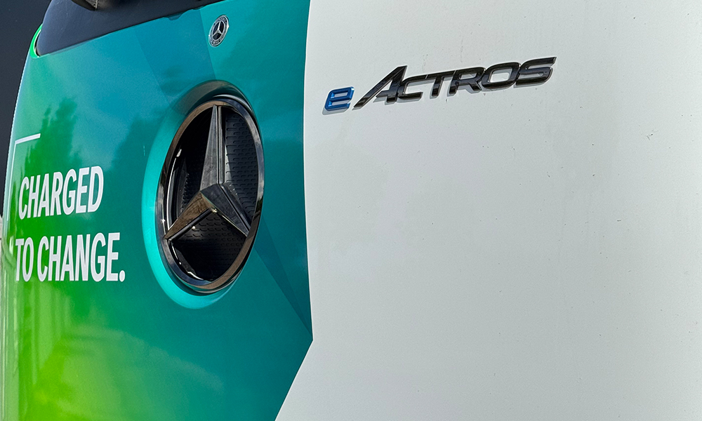 Fahrzeugübergabe eActros 600 im Autohaus SCHADE