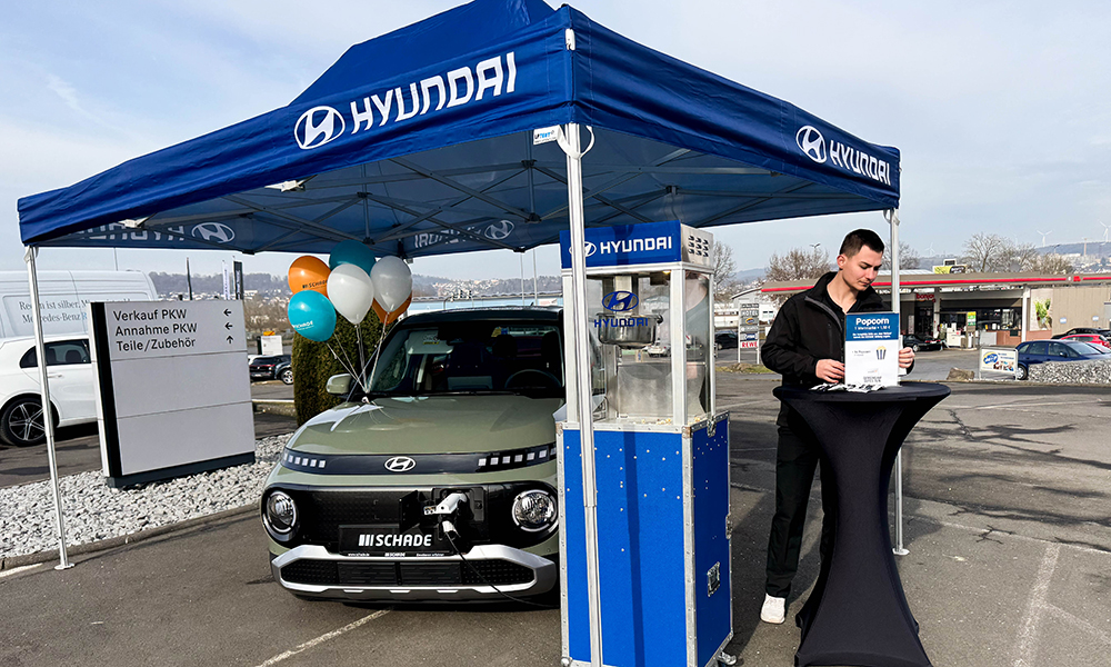 Hyundai INSTER in Kaki unter Zelt