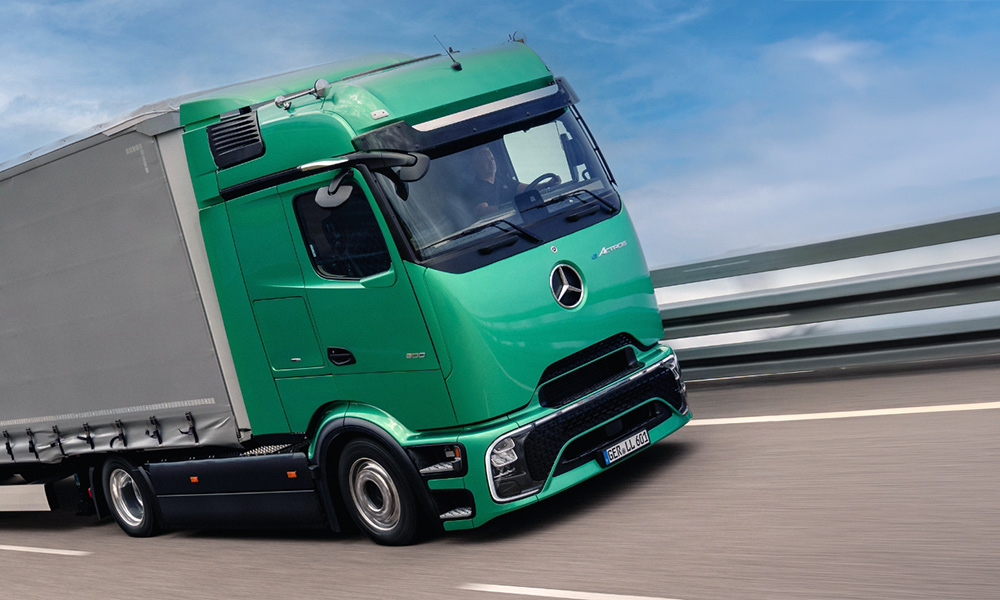 Der neue eActros Lowliner Der Mercedes-Benz Trucks eActros Lowliner fährt auf einer Straße