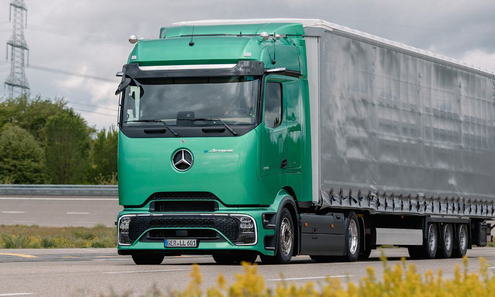 Der neue eActros Lowliner Der Mercedes-Benz Trucks eActros Lowliner fährt auf einer Straße